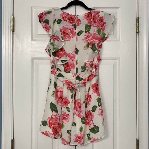 Flutter Sleeve Deep V Floral Romper - Picture 5 of 6